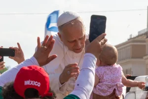Le pape Léon bénit un bébé