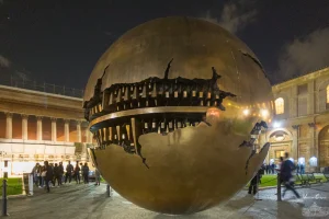 « Sfera » d'Arnaldo Pomodoro de nuit